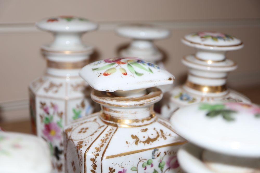 Sixteen 19th century French porcelain scent bottles and a small flask (17)